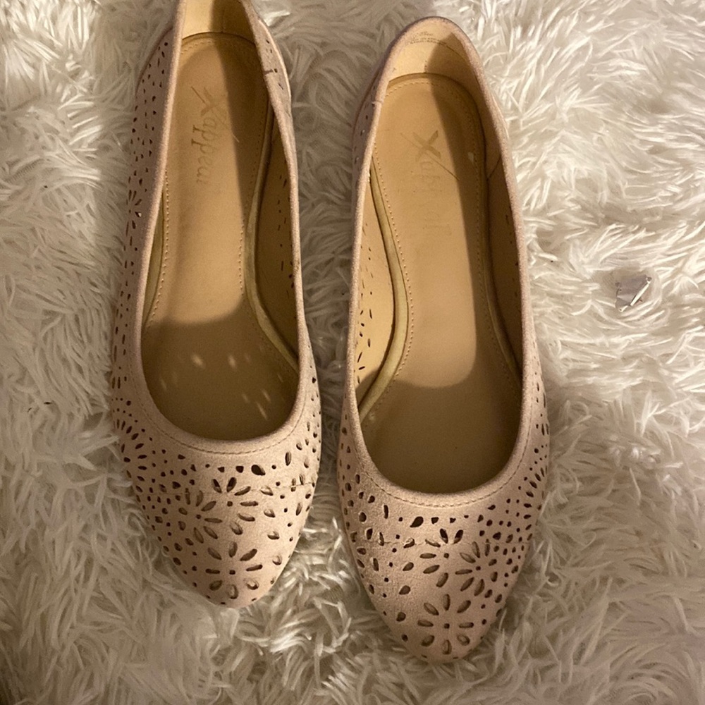 Xappeal Tan “Adilene” Flats SZ 8.5